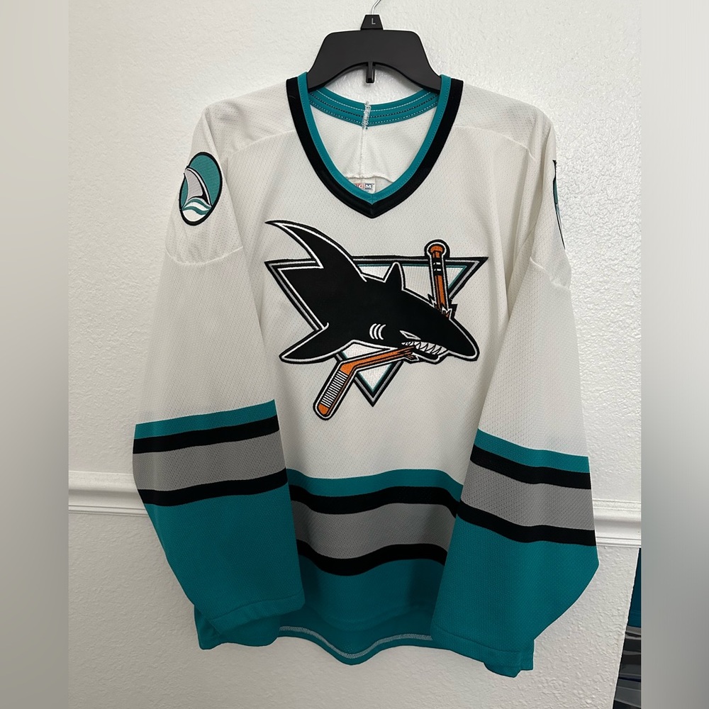 Vintage San Jose Sharks NHL Hockey Jersey! In great condition - Size Large
